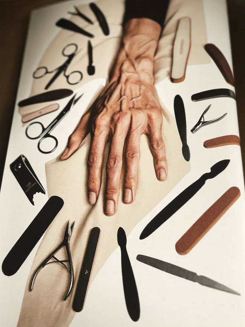 Illustration einer Nagelpflege mit markenfreien Werkzeugen