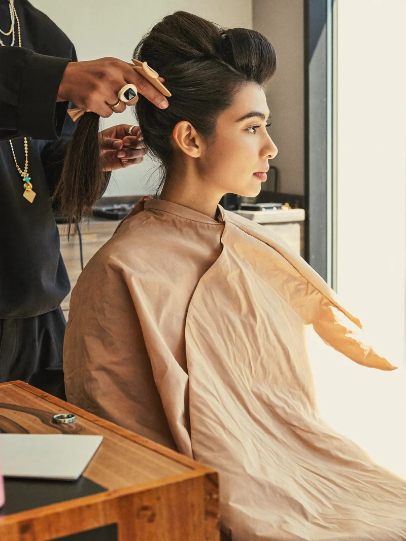Illustration eines Haarstylings mit eigenständiger Modelinie